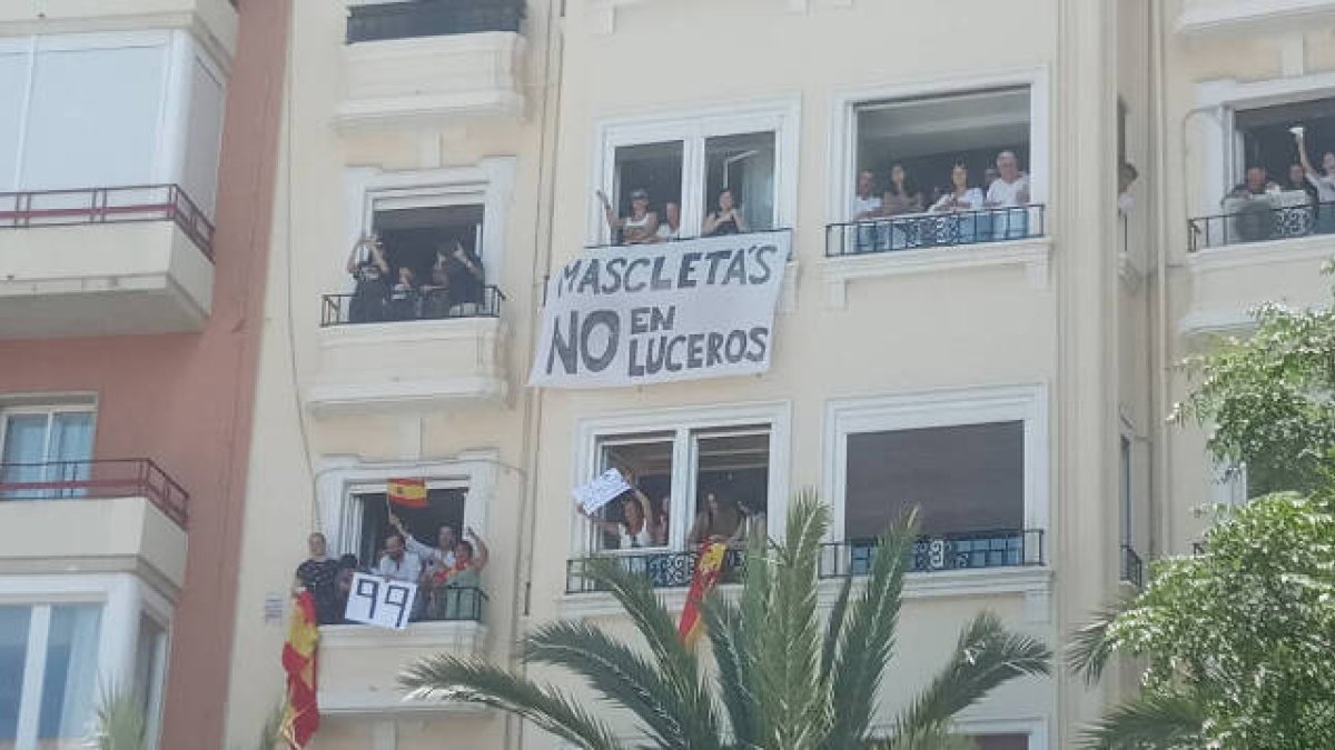 Balcones llenos y banderas de “No a las Mascletàs”, ¿Cuánto cobran de alquiler?