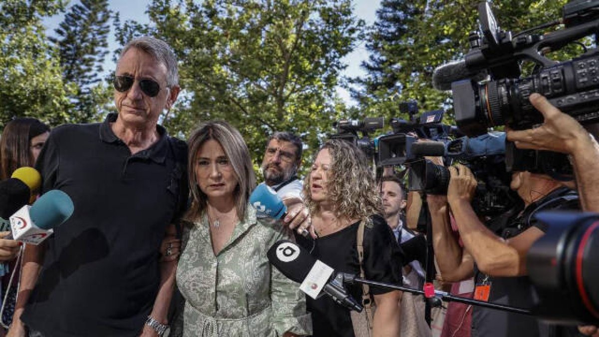 Sergio Calvo y Marisol Burión, padres de la joven desaparecida Marta Calvo en la Ciudad de la Justicia de Valencia.