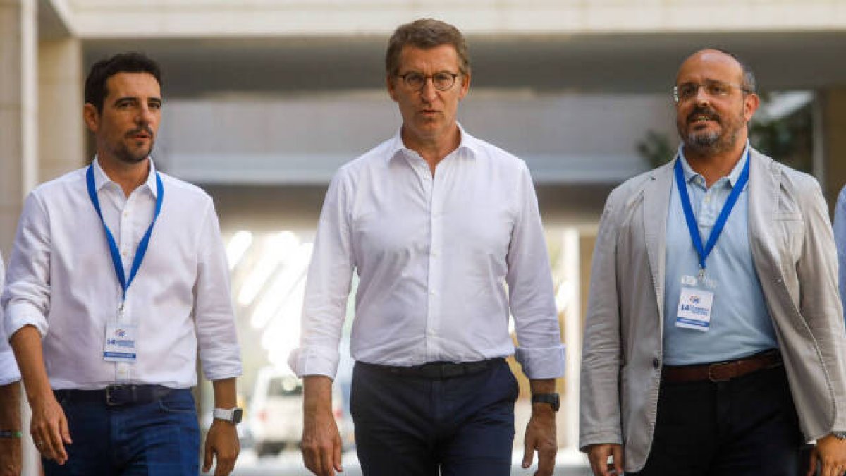 Feijóo con Alejandro Fernández y Manu Reyes en el congreso del PP catalán