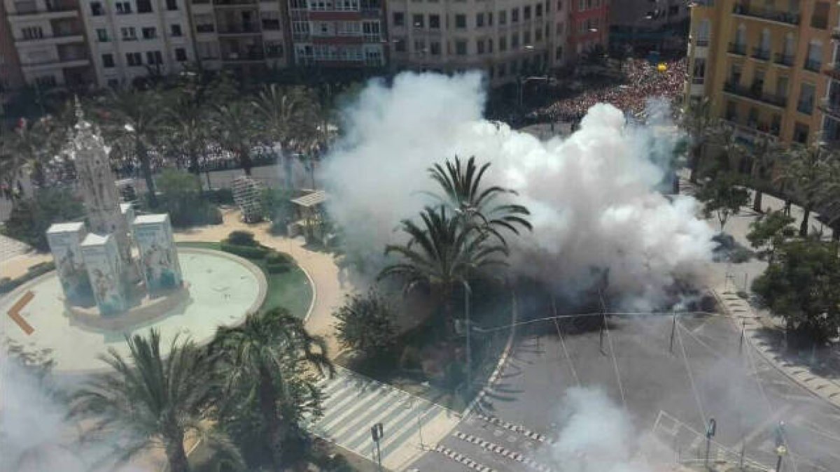 La Pirotecnia Ferrández abre y cierra las mascletàs de la Plaza de los Luceros