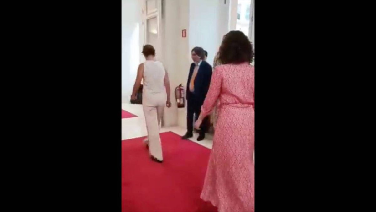 Mónica García y, detrás, Isabel Díaz Ayuso