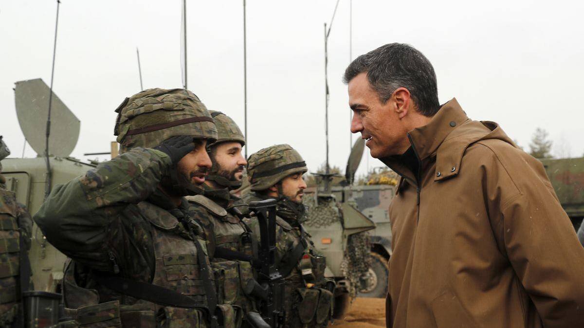 Pedro Sánchez, ante un militar que se cuadra ante él.