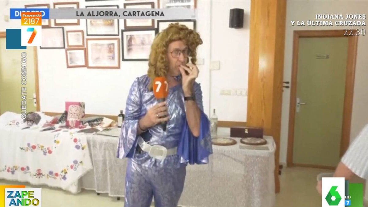 Un reportero de 7TV Murcia impacta a unos ancianos con su particular atuendo