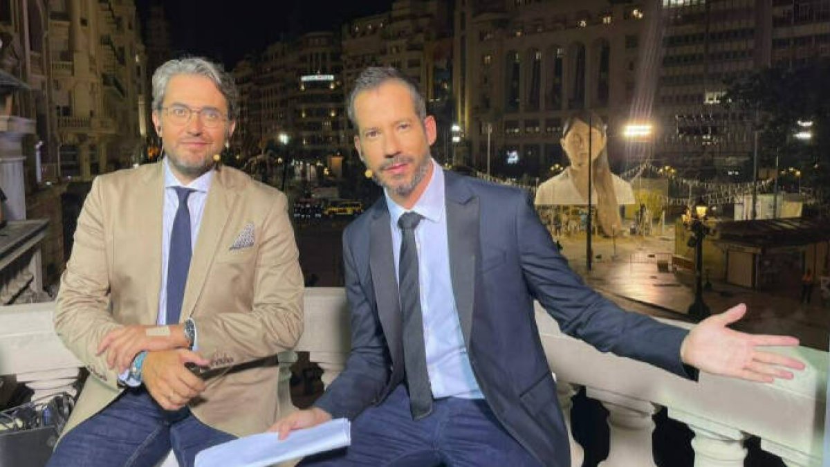 Los presentadores de À Punt Máximo Huerta (izquierda) y Ferran Cano