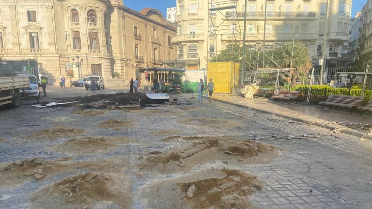 Restos de la cremà de La Meditadora a las 10 de la mañana con el mercadillo ya montado