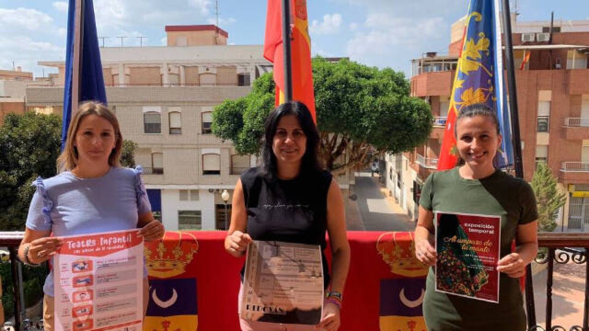 La alcaldesa y concejala de Fiestas, Nely Ruiz, acompañada por las ediles de Servicios Sociales, Marisol Ibáñez y Cultura, Clara Ezcurra.