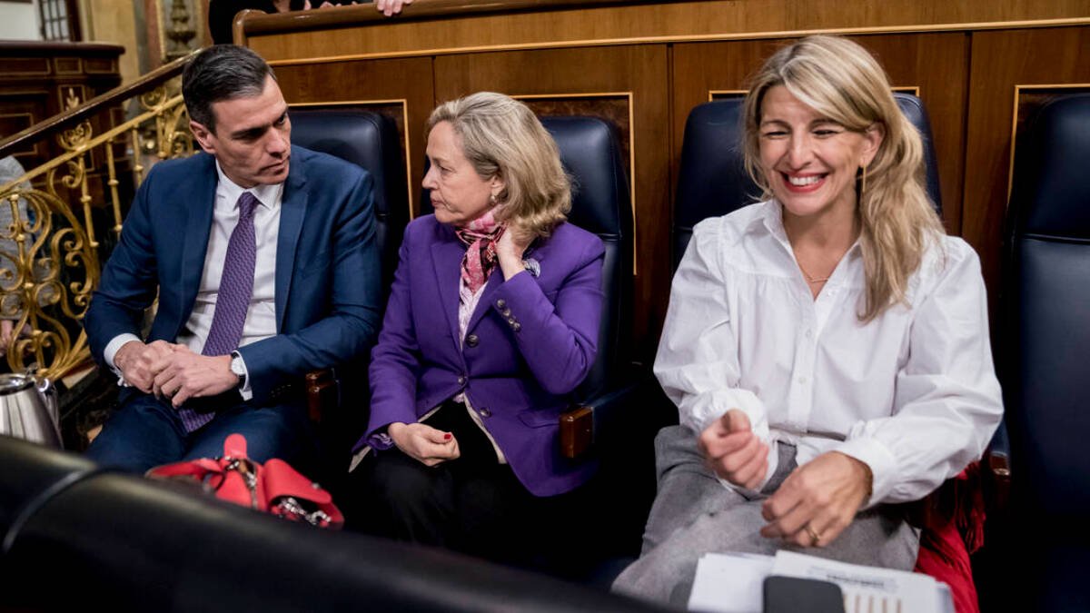 El presidente del Gobierno, Pedro Sánchez; la ministra de Asuntos Económicos, Nadia Calviño, y la ministra de Trabajo y Economía Social, Yolanda Díaz.