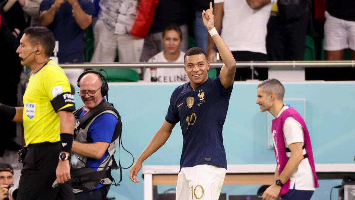 Mbappé, celebrando uno de los dos goles que marcó ante Polonia.