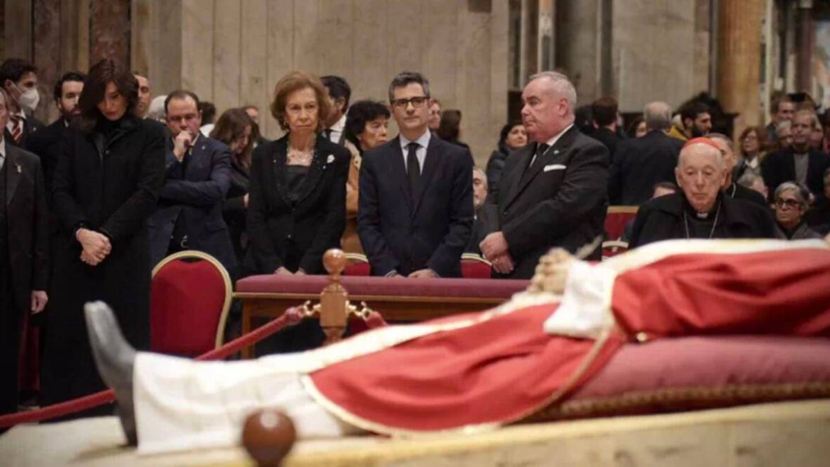 Félix Bolaños con la Reina Sofía en el funeral de Benedicto XVI