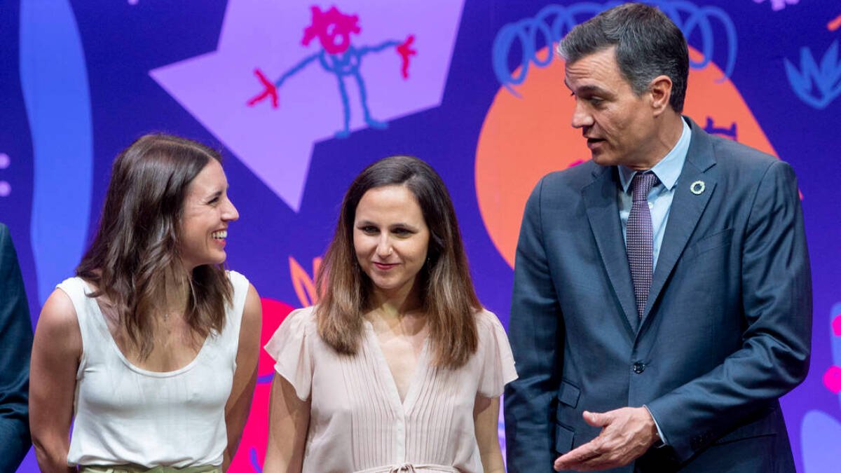 Irene Montero, Ione Belarra y Pedro Sánchez en un acto celebrado el pasado verano