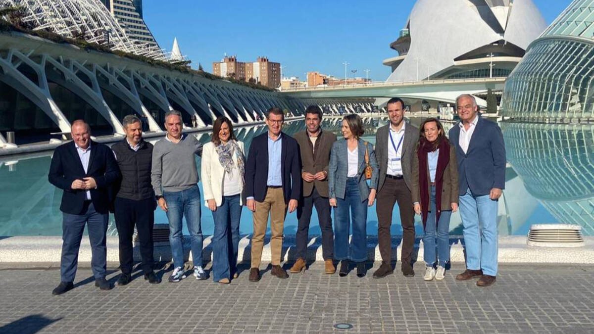 Feijóo exhibe unidad con Aznar y Rajoy para afianzar el poder municipal del PP