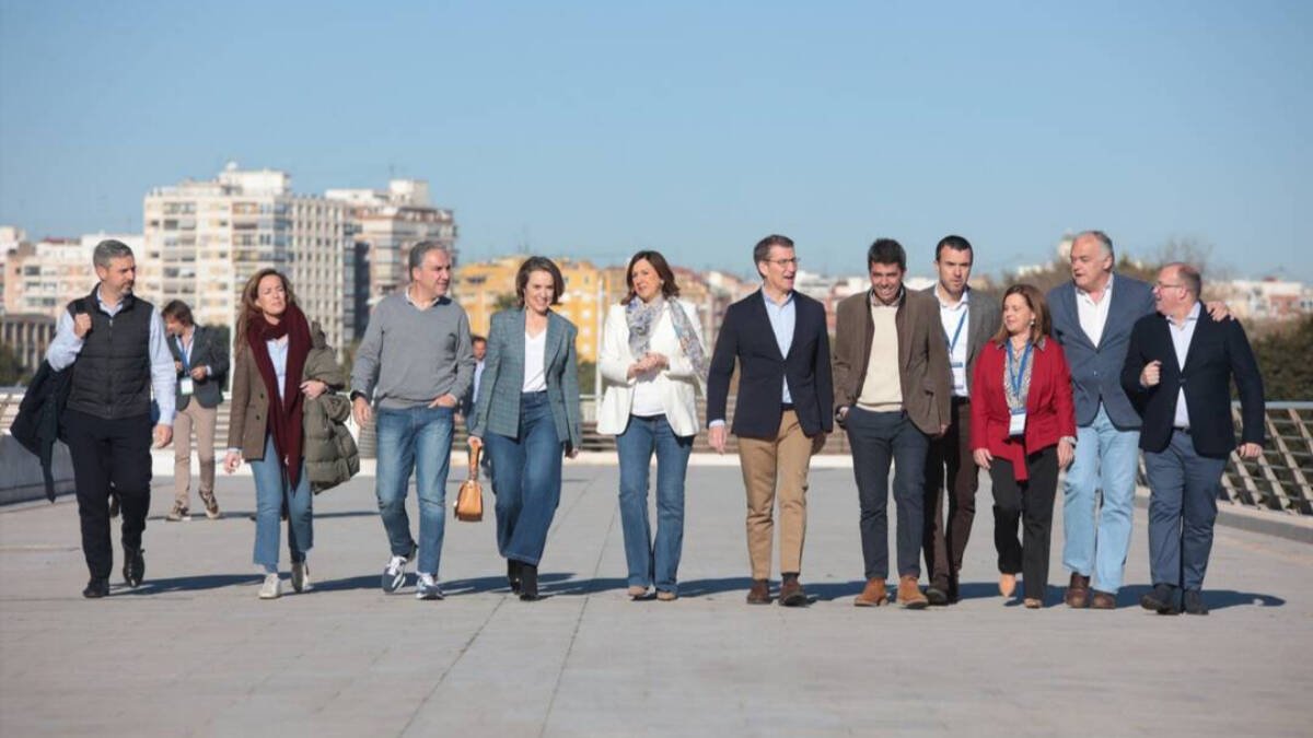 Feijóo llega con dirigentes del PP a la Intermunicipal de Valencia