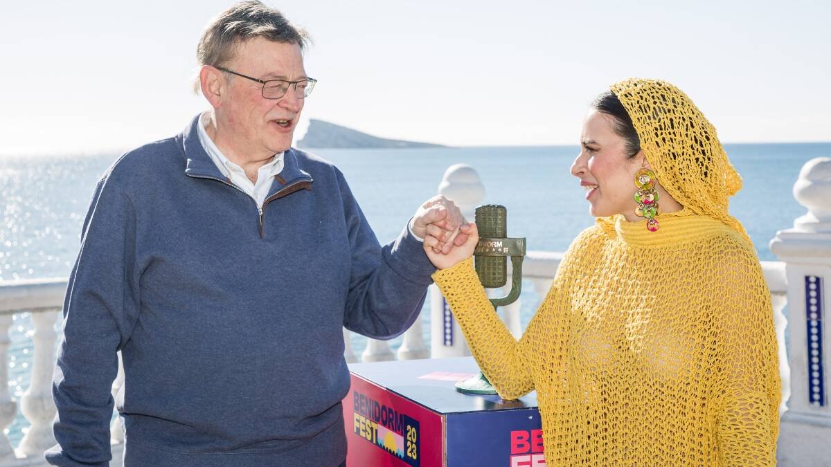 La vencedora del Benidorm Fest, Blanca Paloma, posa junto al presidente de la Generalitat Valenciana, Ximo Puig, en el Mirador del Castillo - Europa Press