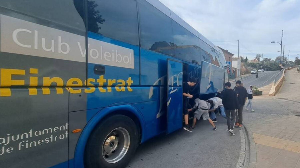 Finestrat denuncia falta de plazas para alumnos en los autobuses de Conselleria