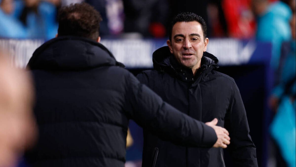Simeone, de espaldas, saluda a Xavi Hernández antes del partido del pasado domingo.