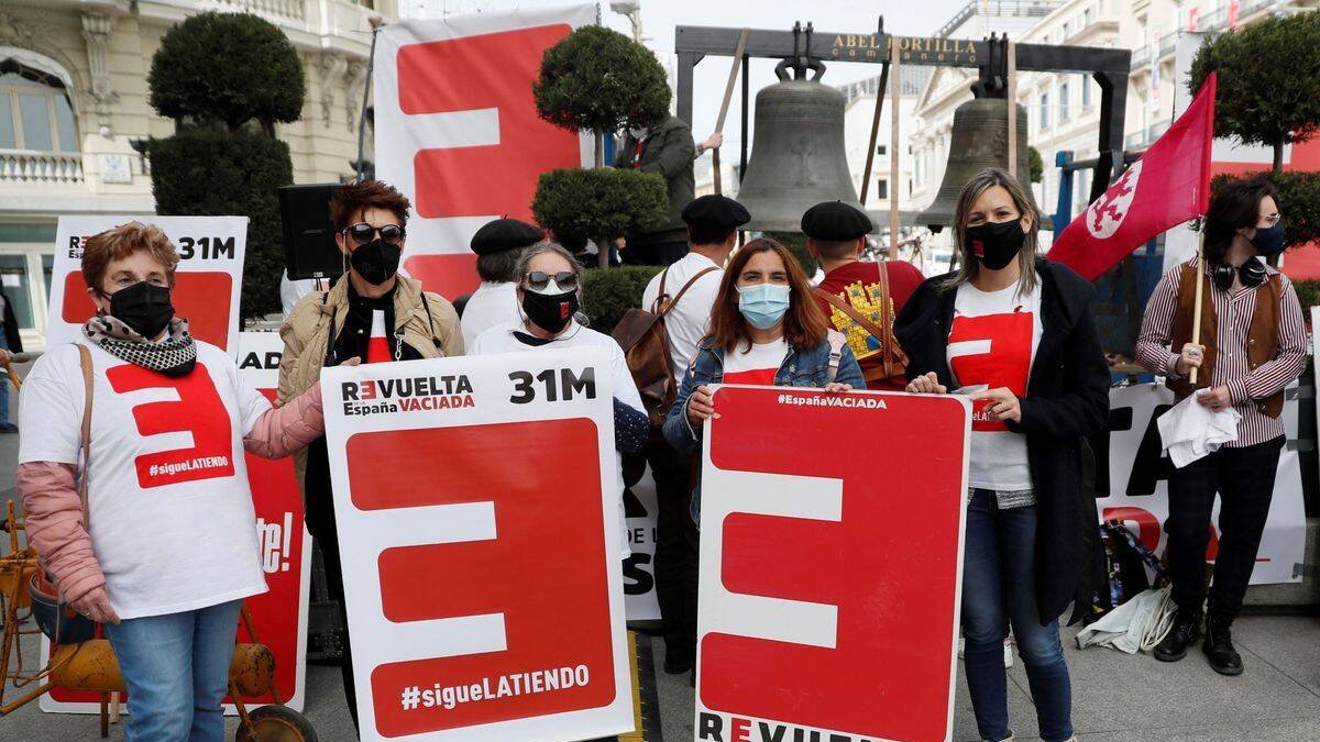 Simpatizantes portan pancartas con el logotipo de España Vaciada.