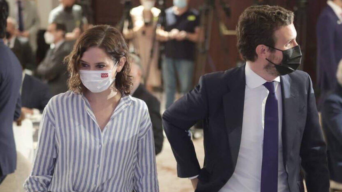 La dirección nacional del PP desconfía de las intenciones de Ayuso.