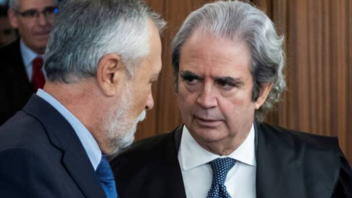 El expresidente andaluz, José Antonio Griñán junto al que fue su abogado en el caso ERE, José María Mohedano.