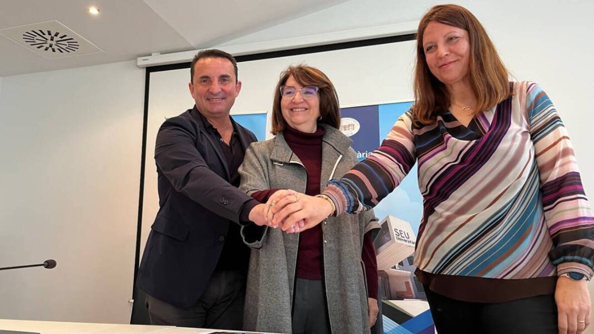 Firma del convenio UNESCO con Rosabel Roig, directora de la cátedra, Amparo Navarro, rectora UA y Bernabé Cano, alcalde de La Nucía