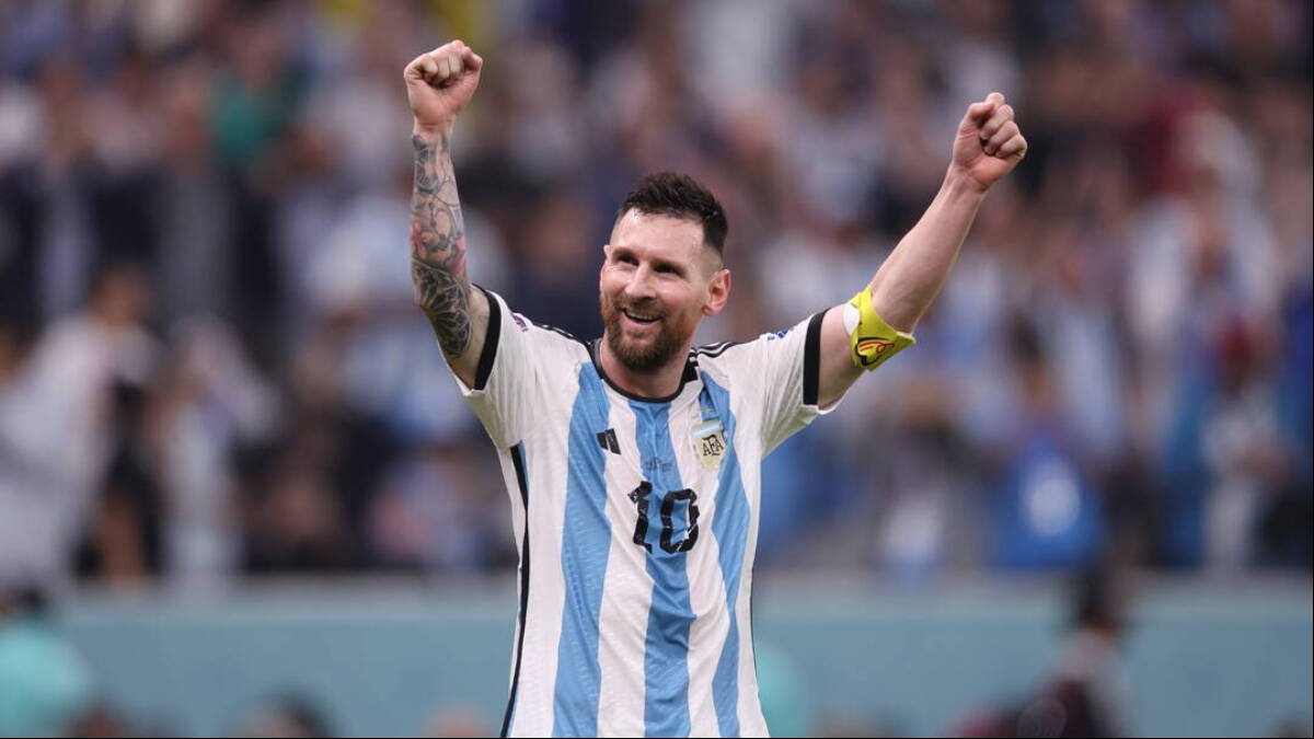 Leo Messi alza los brazos, victorioso, tras ganar a Croacia.