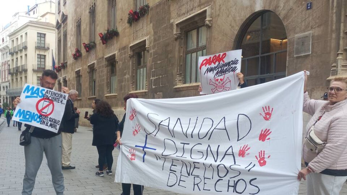Protesta de la plataforma de afectados por la reversión de Torrevieja.