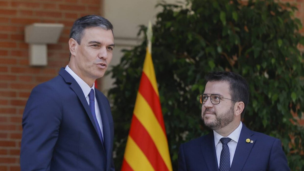 Pedro Sánchez y Pere Aragonés, encadenados por su supervivencia.