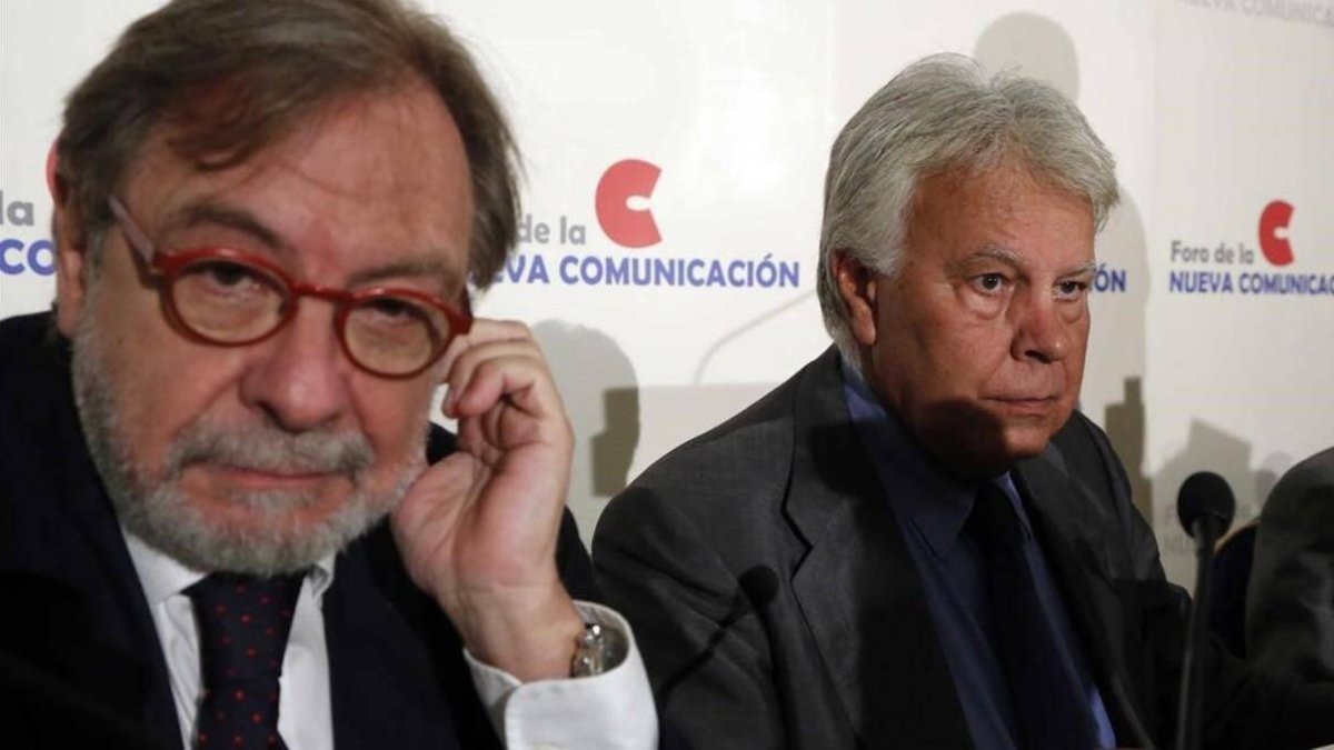 Juan Luis Cebrián, en un acto con Felipe González.