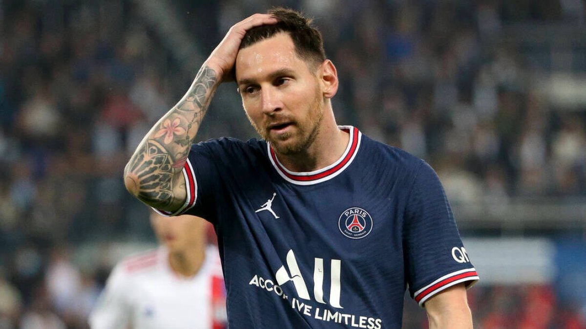 Señal de desencanto de Leo Messi en un instante del partido ante el Olympique Lyonnais.