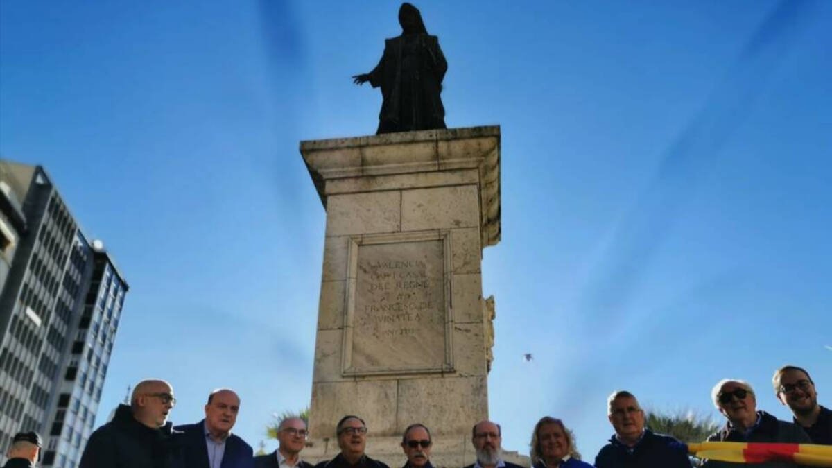 Concentración a favor de la estatua de Vinatea