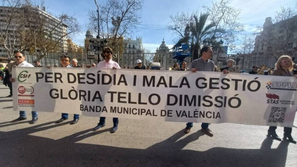 Protesta de la Banda Municipal frente al Ayuntamiento de Valencia.