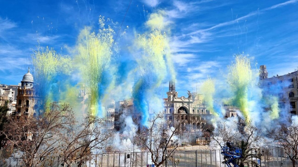 'Mascletà' ofrecida por Pirotecnia Tamarit este martes en la plaza del Ayuntamiento de València dentro del programa de Fallas 2023, dedicada al pueblo ucraniano y a la solidaridad mostrada por los valencianos - AYUNTAMIENTO DE VALENCIA