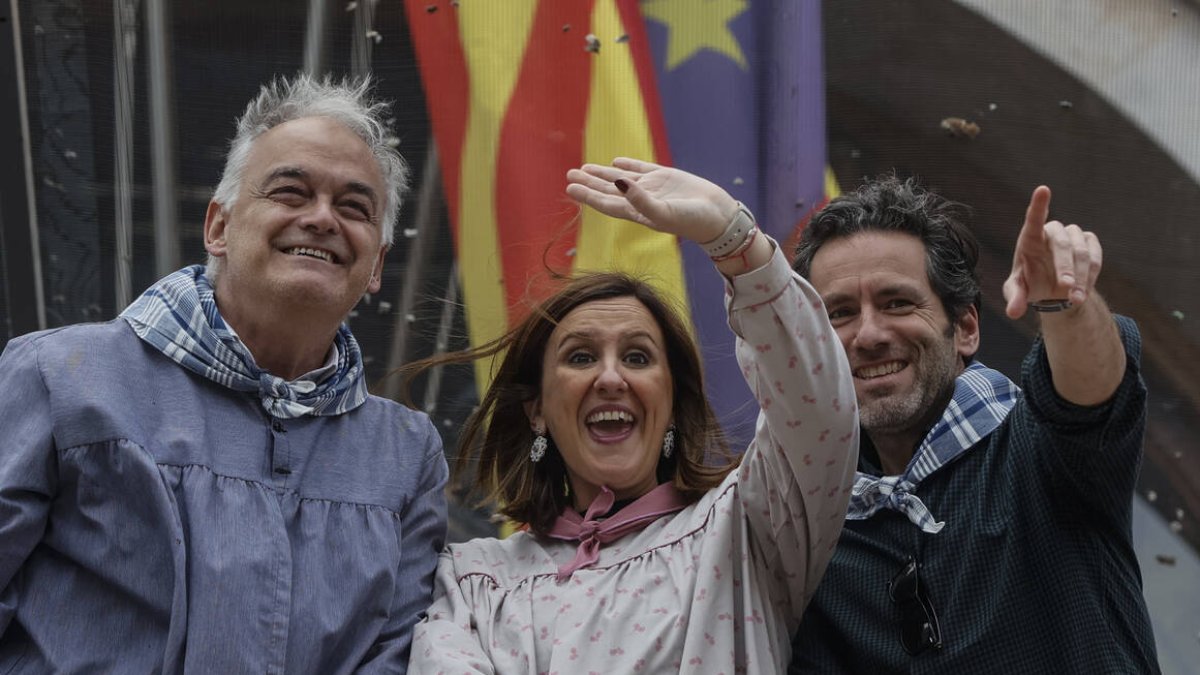 Esteban González Pons, María José Catalá y Borja Semper, durante la penúltima mascletà.
