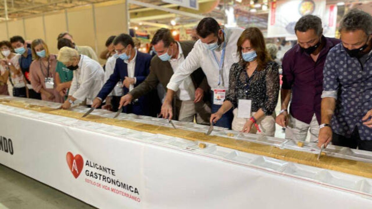 La pastilla mide 56 metros y se han empleado 270 kg de turrón, elaborada en homenaje a José Enrique Garrigós