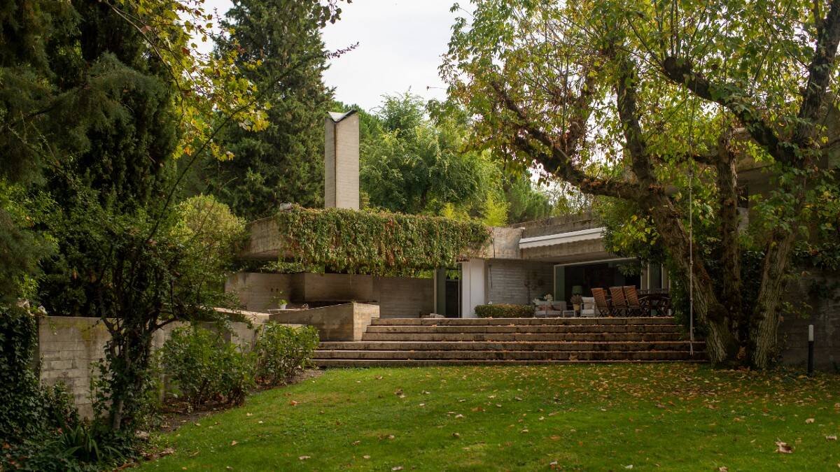 Vivienda diseñada por el arquitecto barcelonés Javier Carvajal Ferrer en la urbanización madrileña de Somosaguas en los años sesenta, una casa pionera de hormigón.