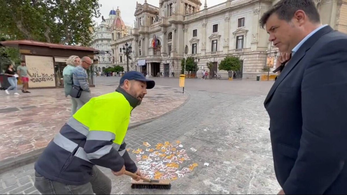 El candidato de Vox Valencia, Juan Manuel Badenas, vestido de barrendero.
