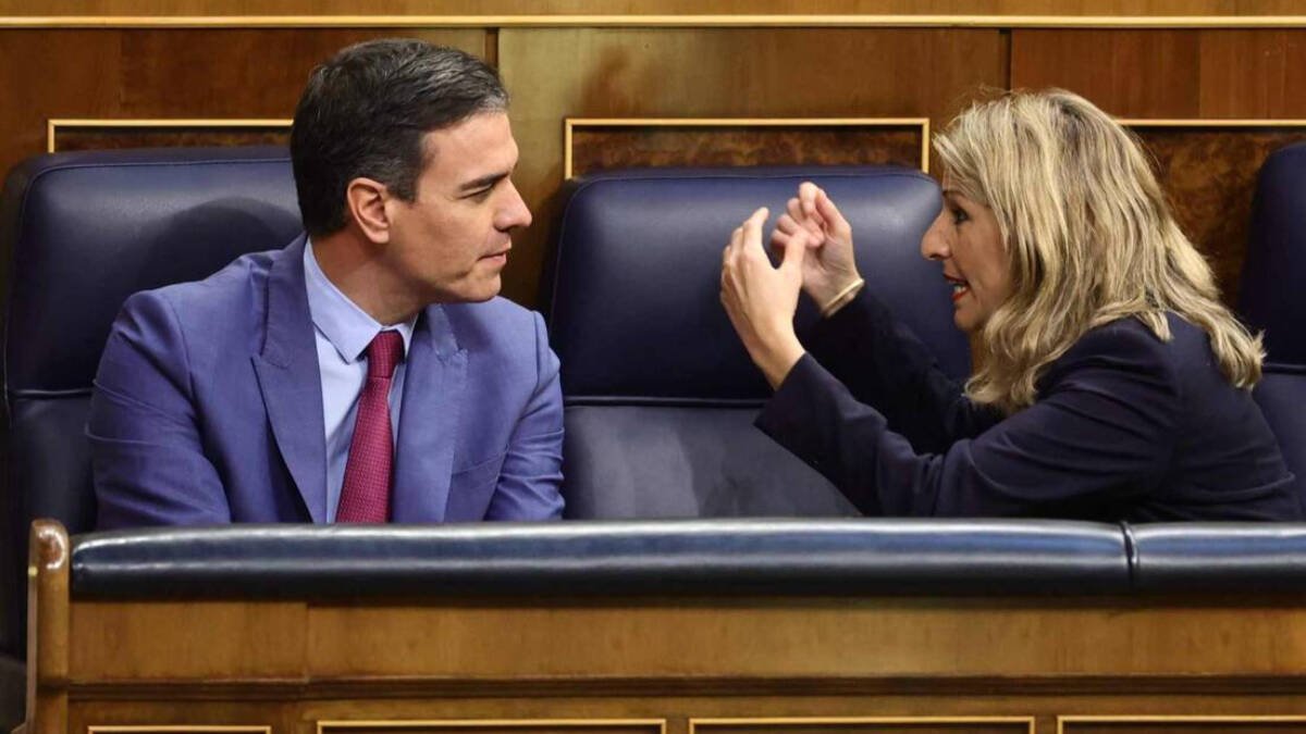 Pedro Sánchez y Yolanda Díaz dialogando en el Congreso de los Diputados