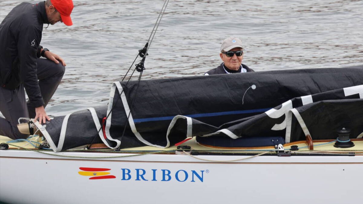 El Rey Juan Carlos embarcando en 'El Bribón' en el Real Club Náutico de Sansenxo.