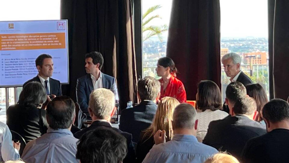 García Egea en la presentación de su nuevo libro en el Club Financiero