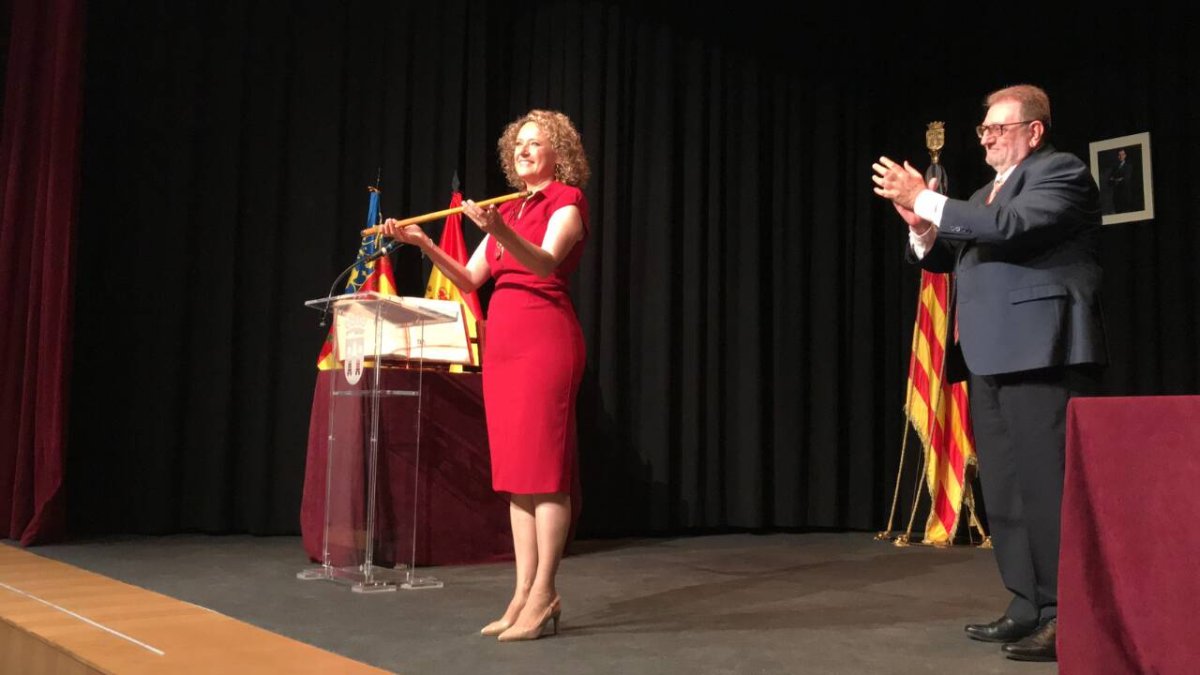 Amparo Folgado recoge la vara de mando a manos de Jesús Ros - SERGI TARAZONA/ESdiario CV
