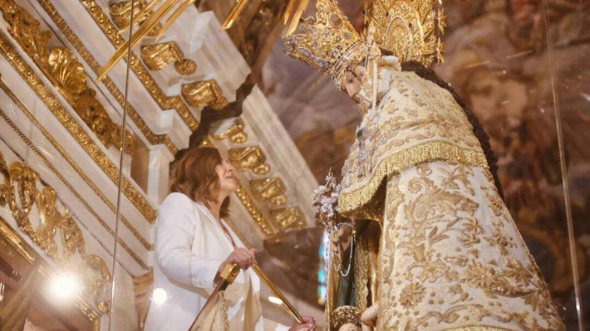 La primera acción de Catalá como alcaldesa, visitar a la Virgen