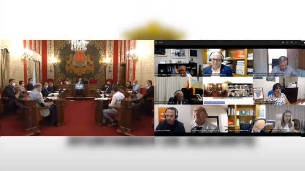 La sesión plenaria se ha celebrado de manera semipresencial, con la mitad de los concejales participando telemáticamente