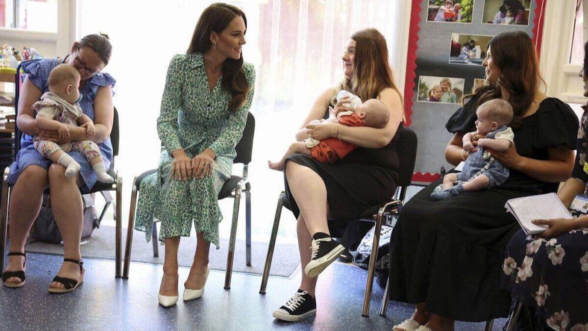 Momentos antes de que el bebé se acabara el biberón y llamara la atención de la Princesa de Gales.