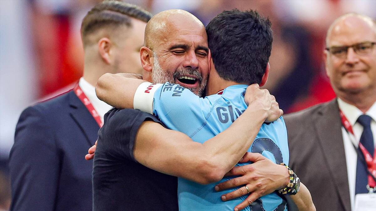 Pep Guardiola abraza a Ilkay Gundogan al final de un partido.
