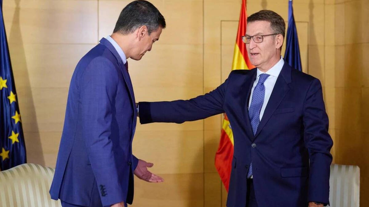 Pedro Sánchez junto a Alberto Núñez Feijóo durante una reunión anterior