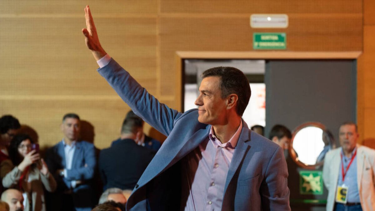 Pedro Sánchez saluda a los presentes en uno de los últimos mítines de la campaña electoral del 28M