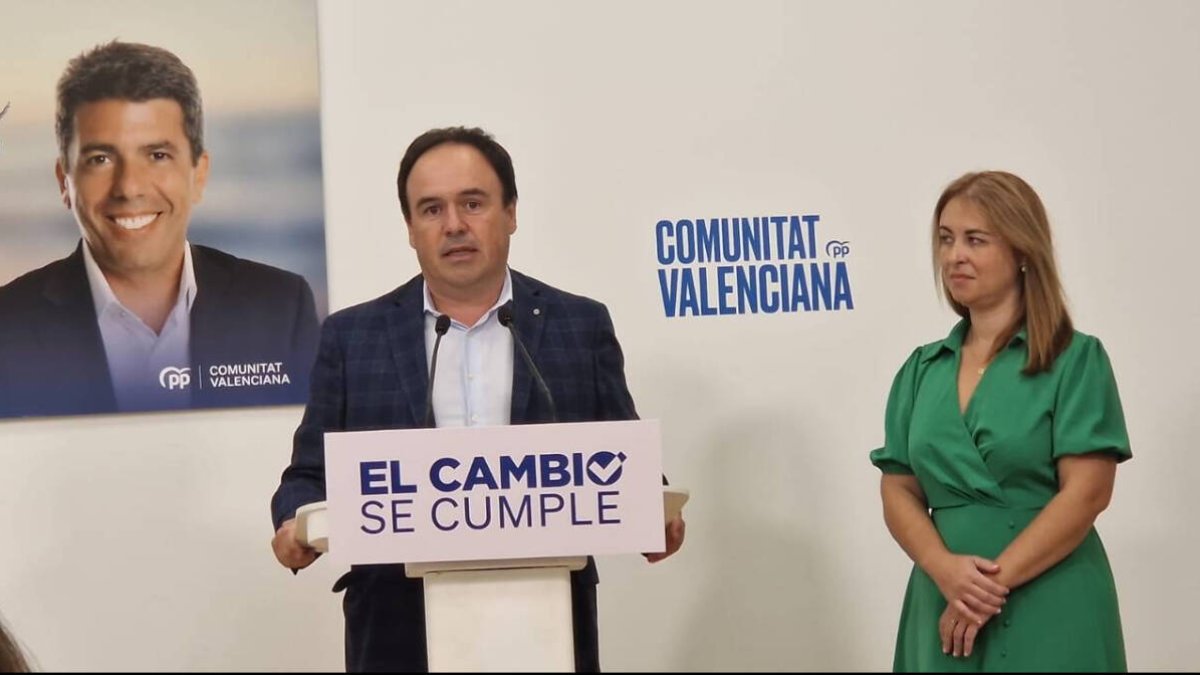 Rocío Cortés junto a Pérez Llorca