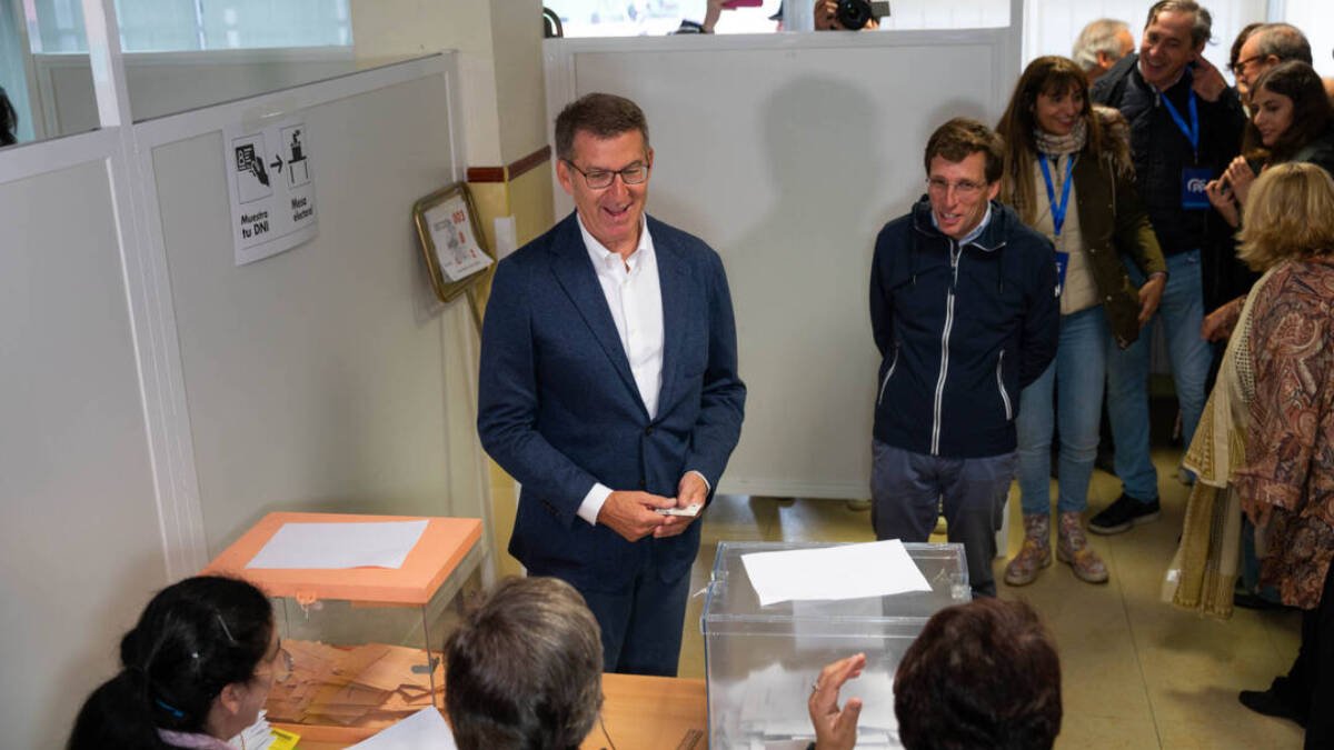 Alberto Núñez Feijoo en el momento de votar.