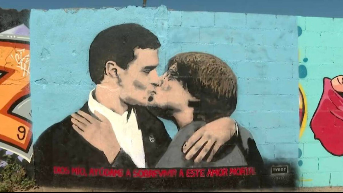 Beso entre Sánchez y Puigdemont obra del artista urbano TVboy