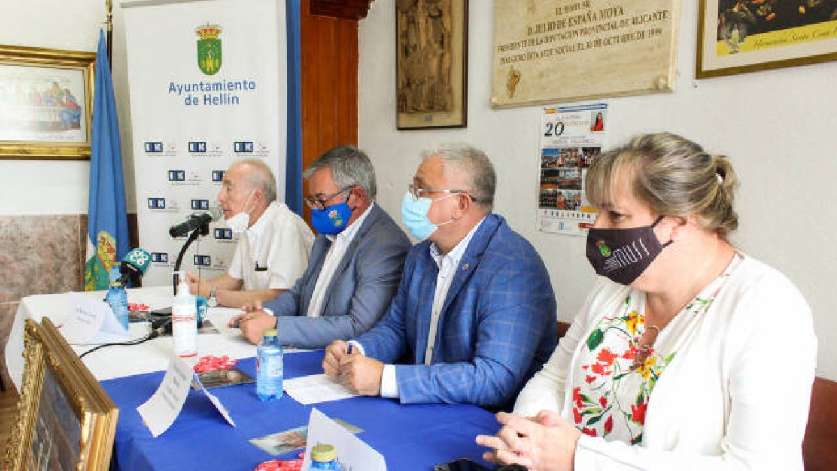 El alcalde de Hellín visita la sede del pueblo en Alicante para estrechar lazos