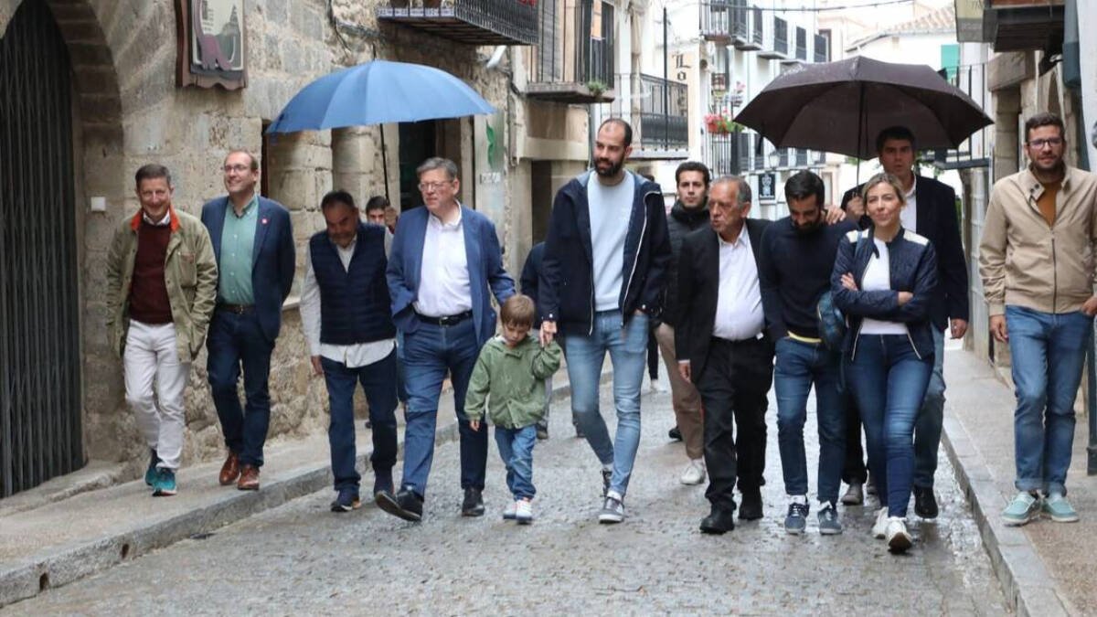 Ximo Puig acude en Morella a votar